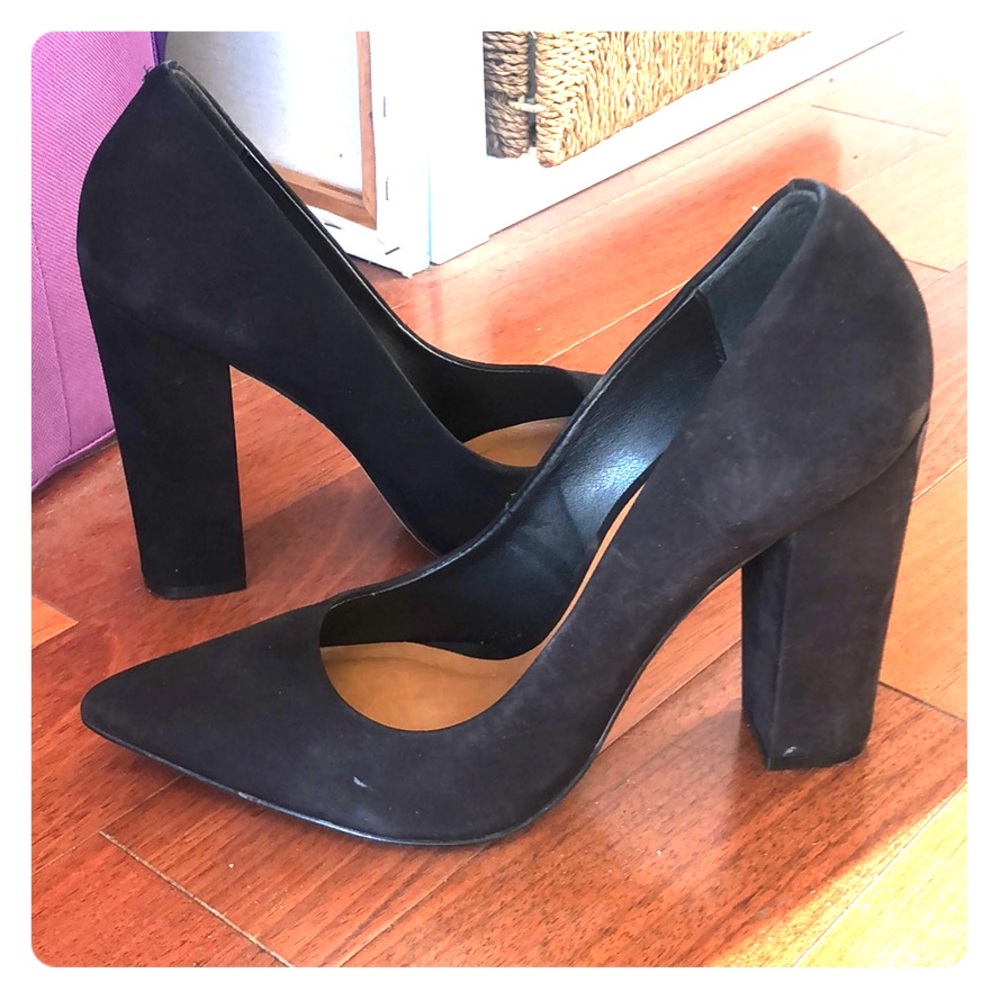 Black Pumps